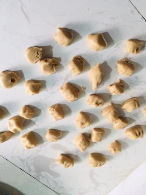 醒好的油酥揉成长条，分成大小相同的小剂子！（主面团和油酥要等份儿）。