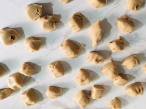 醒好的油酥揉成长条，分成大小相同的小剂子！（主面团和油酥要等份儿）。