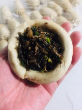 放入适量的馅儿料！