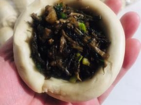 放入适量的馅儿料！