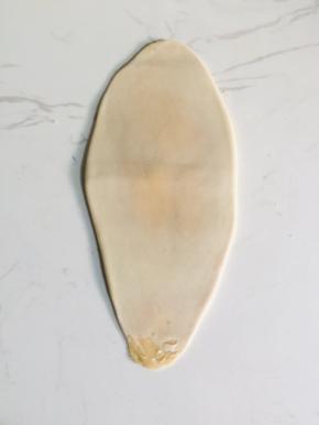 用擀面杖擀成长舌状！