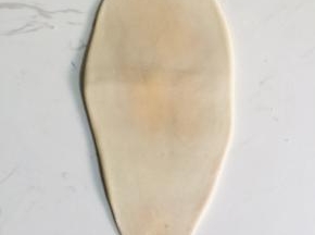 用擀面杖擀成长舌状！