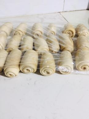 做好的饼胚盖上保鲜膜醒10分钟！