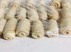 做好的饼胚盖上保鲜膜醒10分钟！