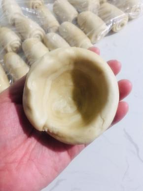 取一个饼胚揉圆，中间按个窝儿！