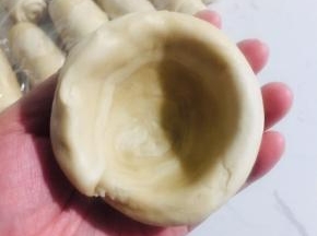 取一个饼胚揉圆，中间按个窝儿！