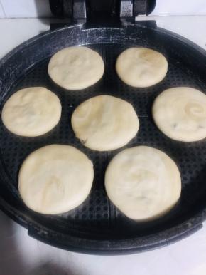 放入提前预热好的电饼铛里！（电饼铛不用刷油！）