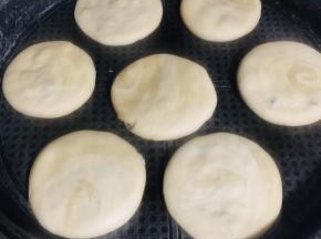 放入提前预热好的电饼铛里！（电饼铛不用刷油！）