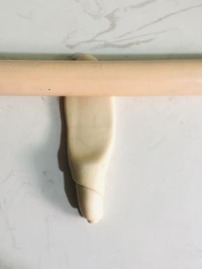 按扁，再次擀成长舌状！