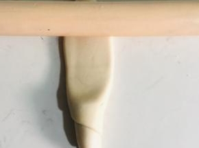 按扁，再次擀成长舌状！