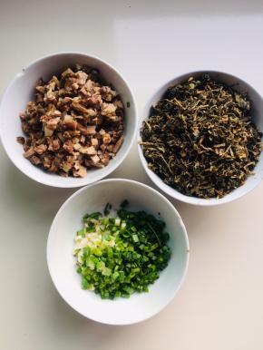 卤好的猪蹄膀切成小丁，蒜苗切成沫，干酸菜提前泡软挤干水分备用！