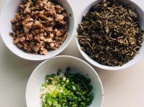 卤好的猪蹄膀切成小丁，蒜苗切成沫，干酸菜提前泡软挤干水分备用！