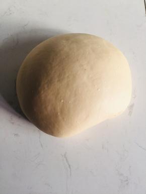 面粉加入一勺盐，两勺油，适量温水揉成光滑面团！盖上保鲜膜，醒面40分钟！