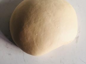 面粉加入一勺盐，两勺油，适量温水揉成光滑面团！盖上保鲜膜，醒面40分钟！