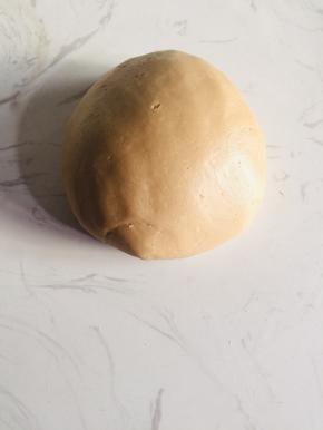 面粉（面粉是主面团的一半）中放入适量的油揉成面团！盖上保鲜膜，醒面40分钟！