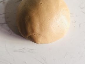 面粉（面粉是主面团的一半）中放入适量的油揉成面团！盖上保鲜膜，醒面40分钟！