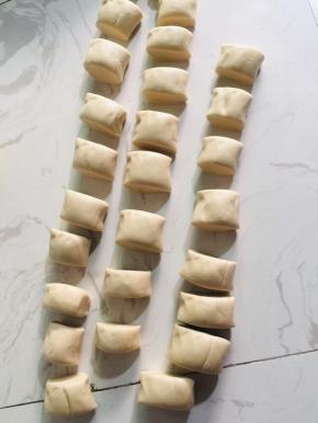 醒好的面团揉成长条，分成大小相同的小剂子！