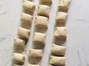 醒好的面团揉成长条，分成大小相同的小剂子！