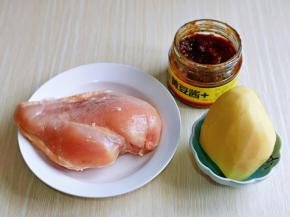 准备食材，土豆去皮洗干净。