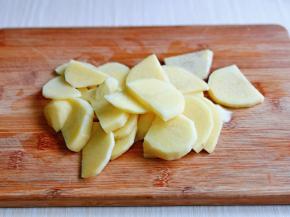 土豆切片，建议切的薄一点点，这样蒸起来熟的比较快。