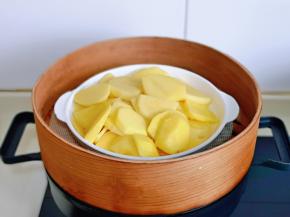 土豆片装盘，隔水蒸熟，时间可以自己掌握，熟透即可。