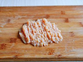 利用这时间将鸡胸肉剁碎。