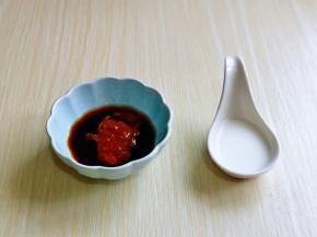 准备个小碗，将生抽，蚝油，豆瓣酱，料酒混合在一起，搅拌均匀备用，淀粉加入少许纯净水化开。