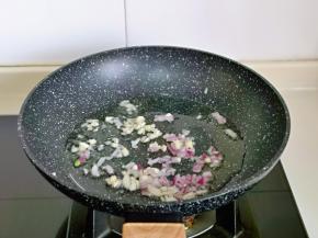 起油锅，加入洋葱丁，蒜末煸炒。