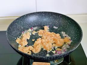 加入剁碎的鸡胸肉，小火煸炒。