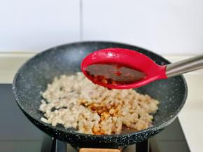 再加入调好的酱料。