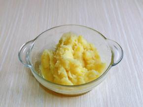 这时土豆也蒸熟啦！放入玻璃器具中，用小勺压成泥。