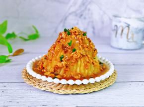 把肉酱淋上，撒上熟白芝麻，葱花即可食用。