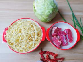 面条买的是现成煮熟的碱面。