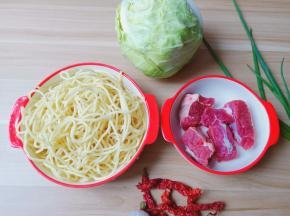 面条买的是现成煮熟的碱面。