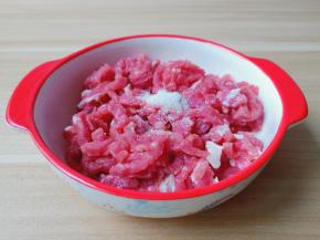 牛肉切细丝加盐一勺。