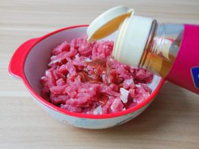 加料酒一勺去腥。