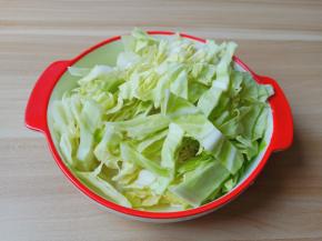 圆白菜对半切开再切丝。