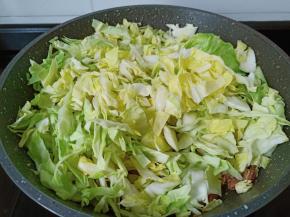 加圆白菜丝放锅里炒。