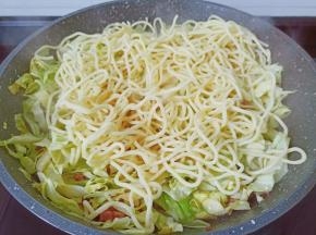 圆白菜炒一分钟加入面条。