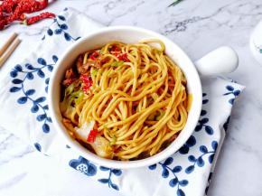 面条根根分明，荤素搭配，营养还美味！