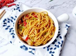 面条根根分明，荤素搭配，营养还美味！