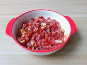 用筷子搅拌均匀腌制入味。