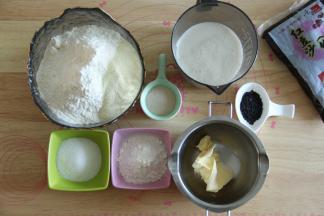 准备好所有的材料。黄油如果在冷冻中，需要提前切出软化备用。