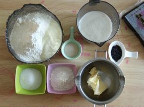 准备好所有的材料。黄油如果在冷冻中，需要提前切出软化备用。