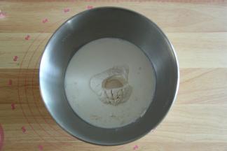 除了盐和黄油放置一旁。先将粉类倒入干净打面桶中，然后倒入液体，细砂糖倒入角落，放入干酵母。