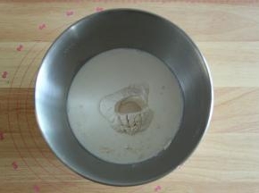 除了盐和黄油放置一旁。先将粉类倒入干净打面桶中，然后倒入液体，细砂糖倒入角落，放入干酵母。