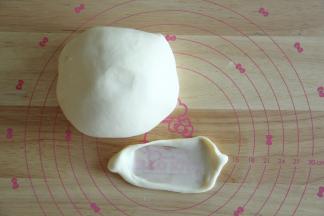 先转2档打到黄油和面团融合，再转3-4档打到扩展，面团光滑挂在面钩上。轻轻扯开能扯出结实透明的薄膜。小面包没有吐司那么高要求，如图的膜就可以了。