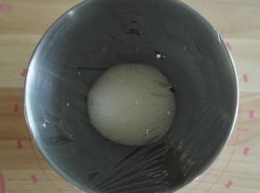 取出打好的面团，双手握住面团，向身体外侧折叠几次，收圆后放入打面桶或者干净盆中，盖上保鲜膜。温度27-28度进行第一次发酵。大约50分钟-1小时。