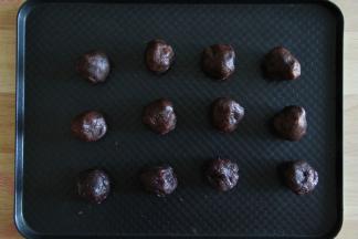 发酵期间可以分下馅料，40克一个，分成12份。如果想好包一些，可以略微冷冻一下下，有一点点成团，没有软趴趴的就可以了。