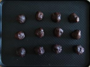 发酵期间可以分下馅料，40克一个，分成12份。如果想好包一些，可以略微冷冻一下下，有一点点成团，没有软趴趴的就可以了。